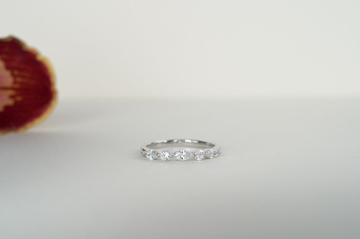 MINUET | ALTERNATING MARQUISE AND ROUND DIAMOND WEDDING BAND