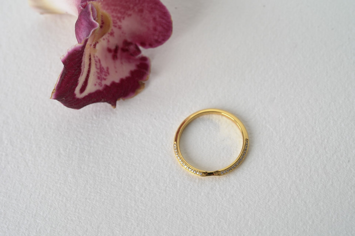 PIANISSIMO | KNOTCHED KNIFE EDGE PAVÉ WEDDING BAND