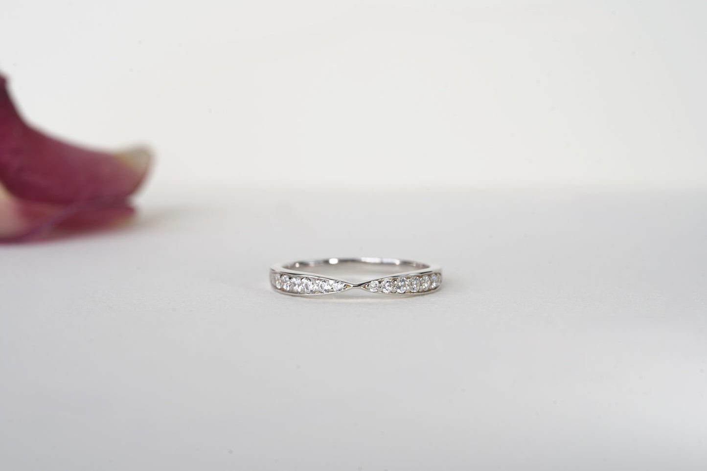 REVERIE | KNOTCHED CHANNEL SET ROUND DIAMOND WEDDING BAND