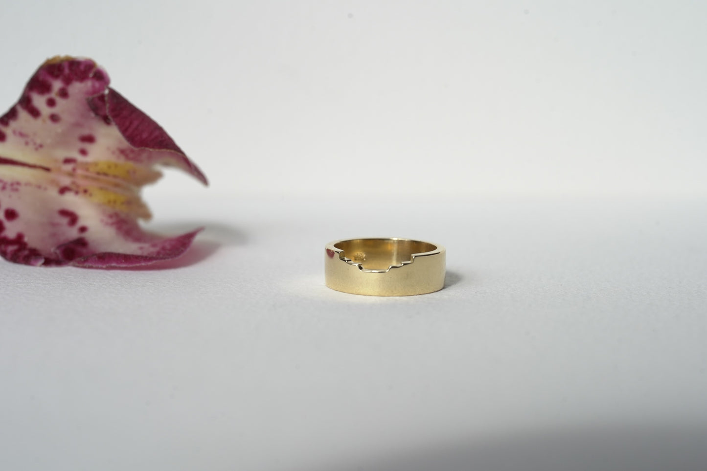 CUSTOM CONTOUR WEDDING BAND