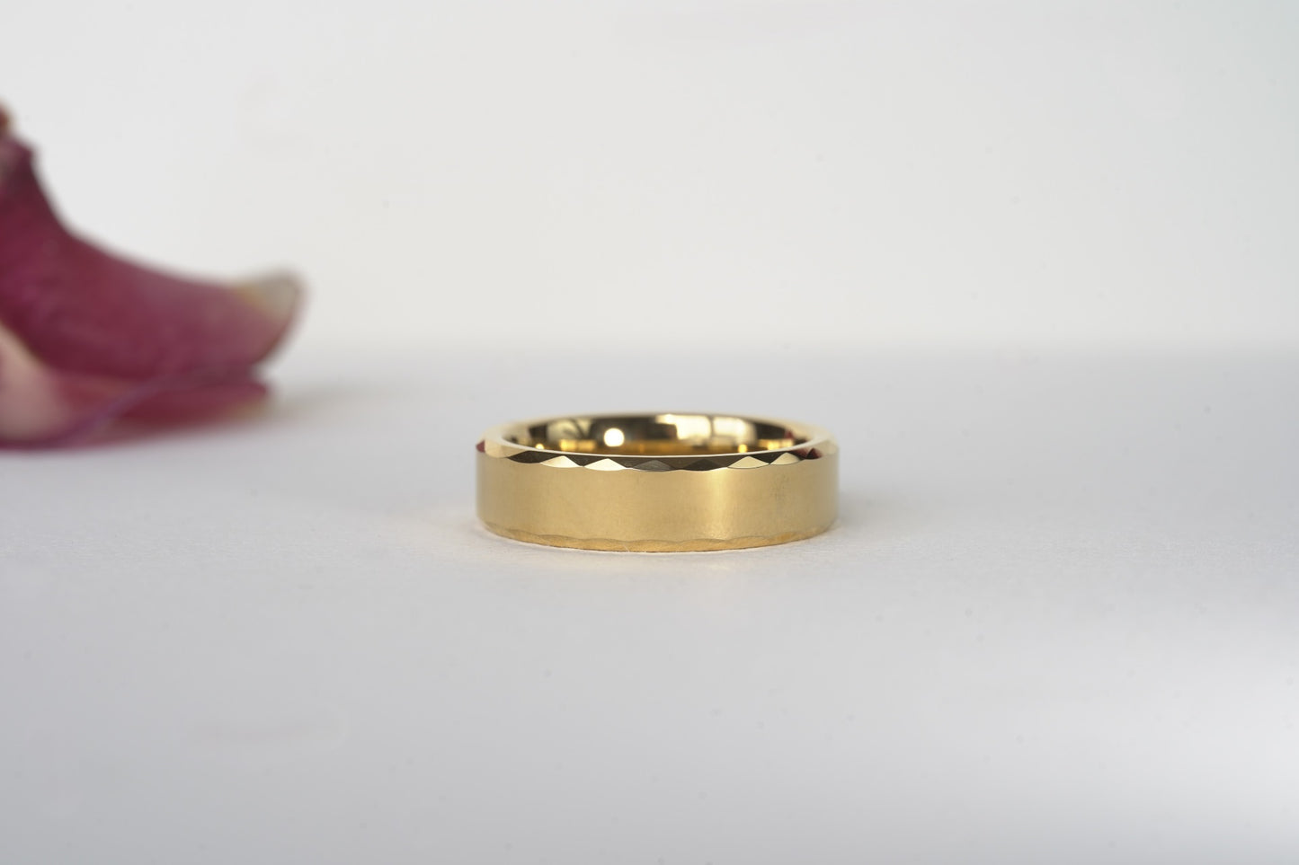 DIAMOND CUT BEVEL EDGE WEDDING BAND