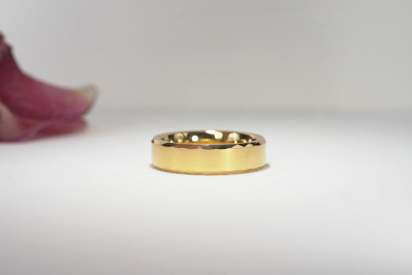 DIAMOND CUT BEVEL EDGE WEDDING BAND