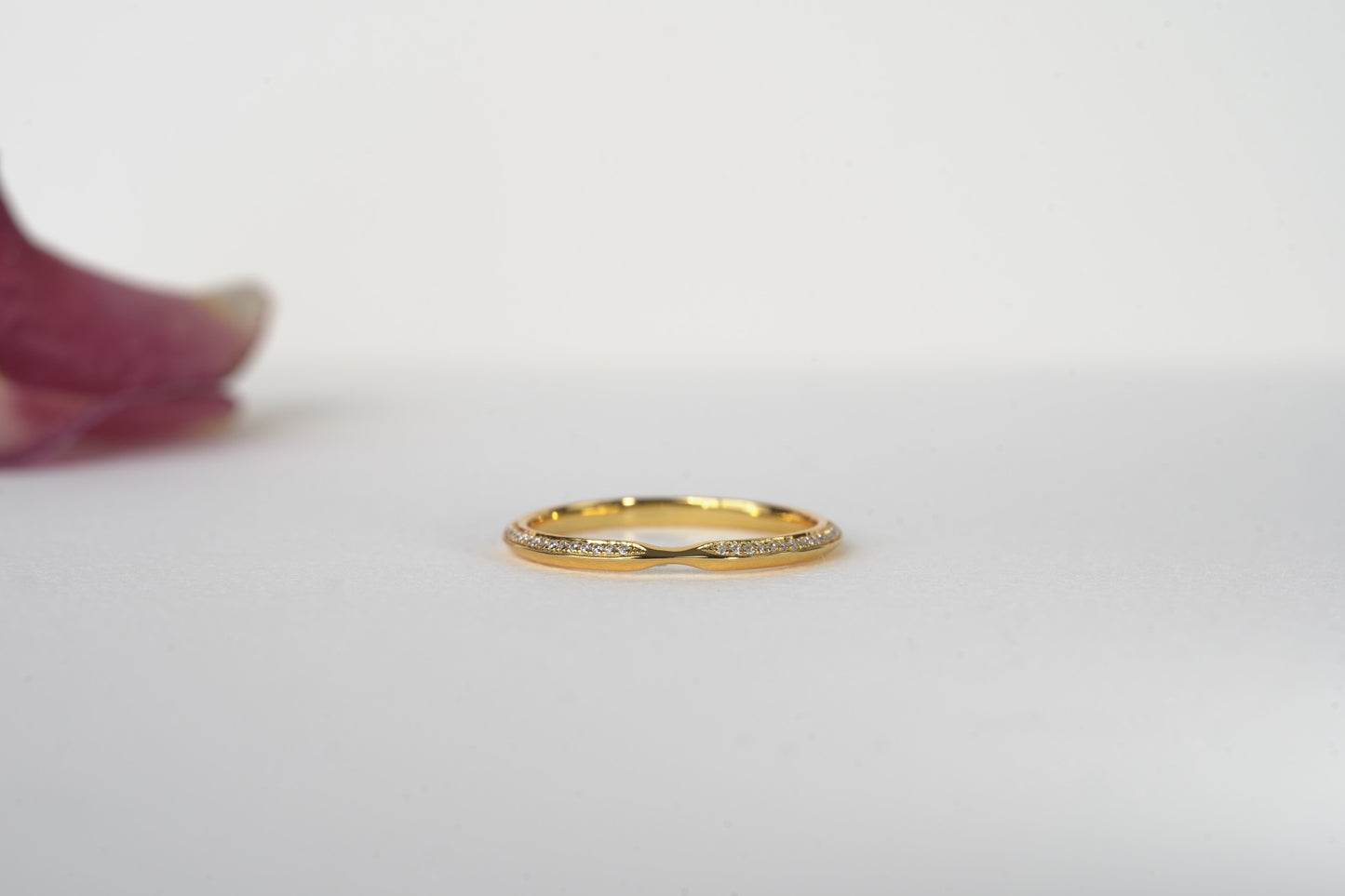 PIANISSIMO | KNOTCHED KNIFE EDGE PAVÉ WEDDING BAND