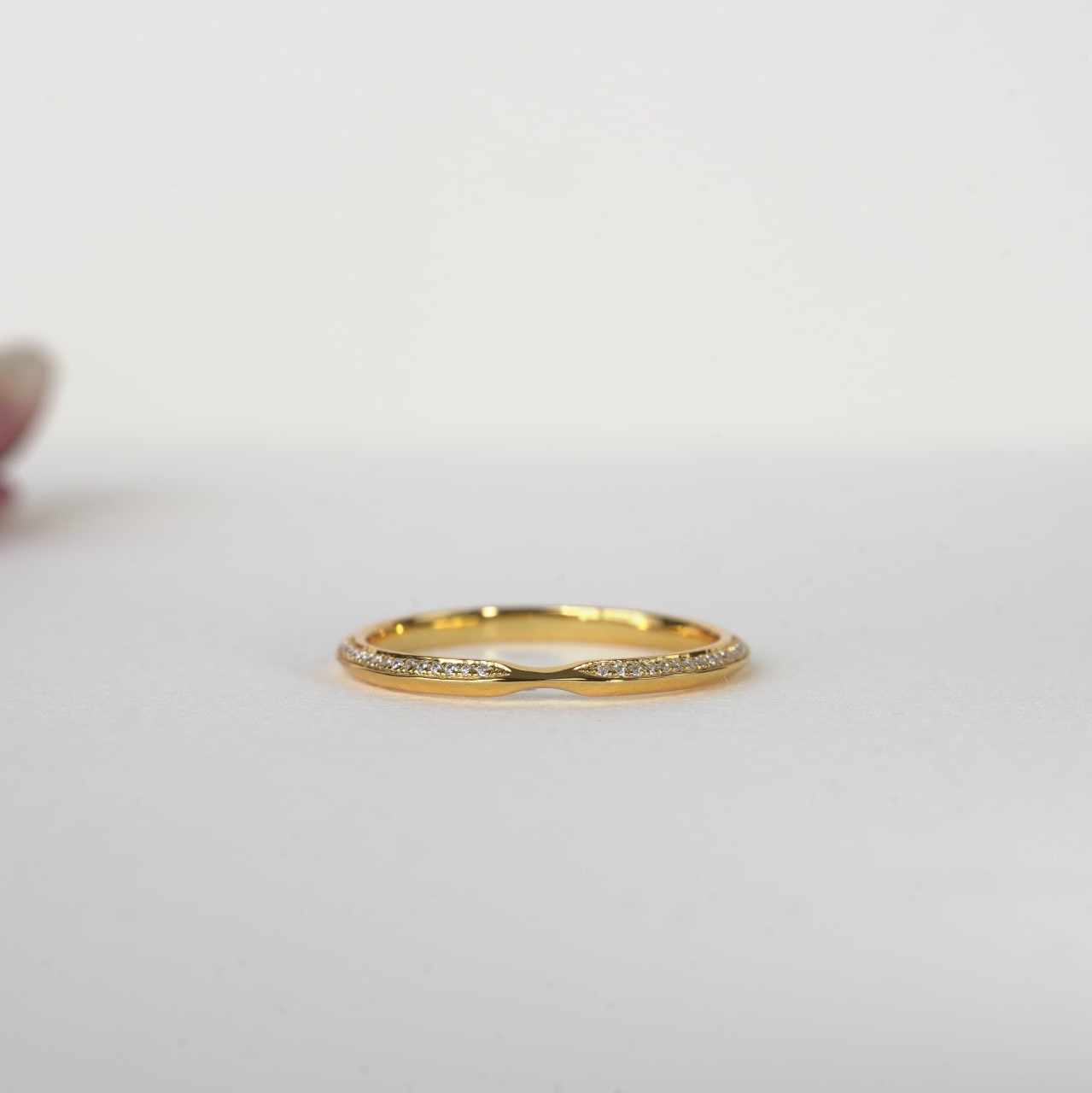 PIANISSIMO | KNOTCHED KNIFE EDGE PAVÉ WEDDING BAND