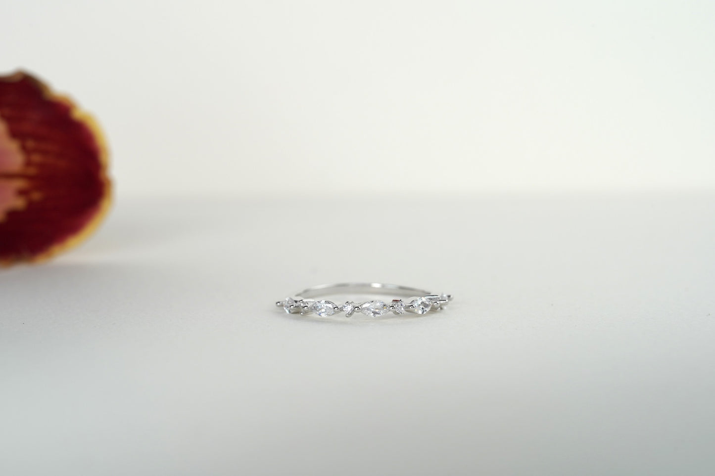 MINUET (THIN) | MARQUISE ROUND DIAMOND WEDDING BAND