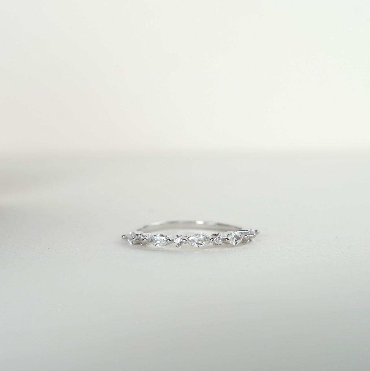 MINUET (THIN) | MARQUISE ROUND DIAMOND WEDDING BAND