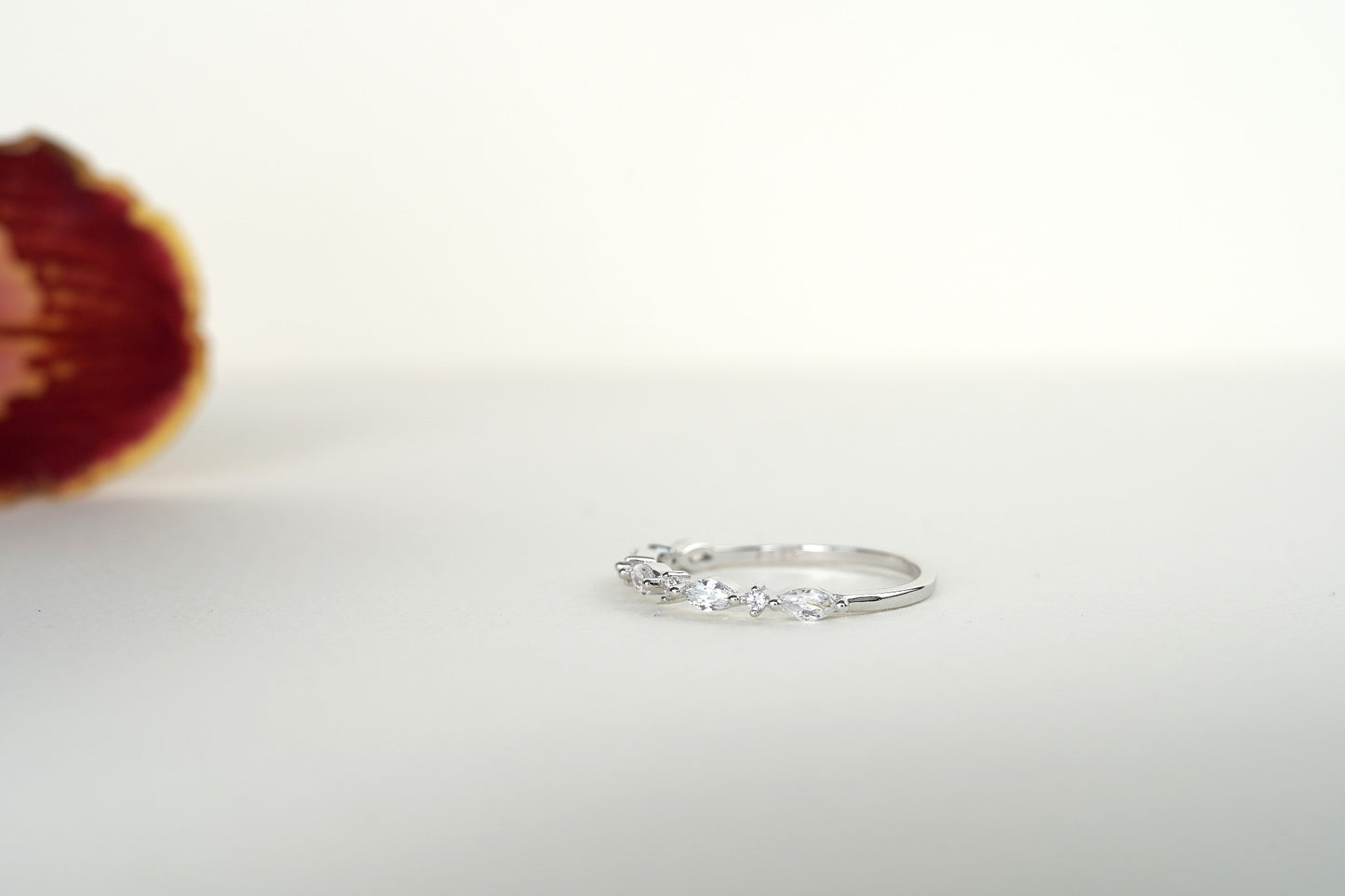 MINUET (THIN) | MARQUISE ROUND DIAMOND WEDDING BAND