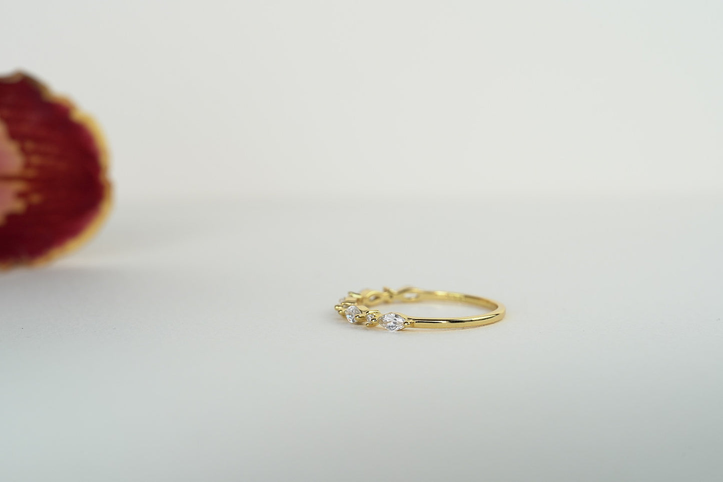 MINUET (THIN) | MARQUISE ROUND DIAMOND WEDDING BAND
