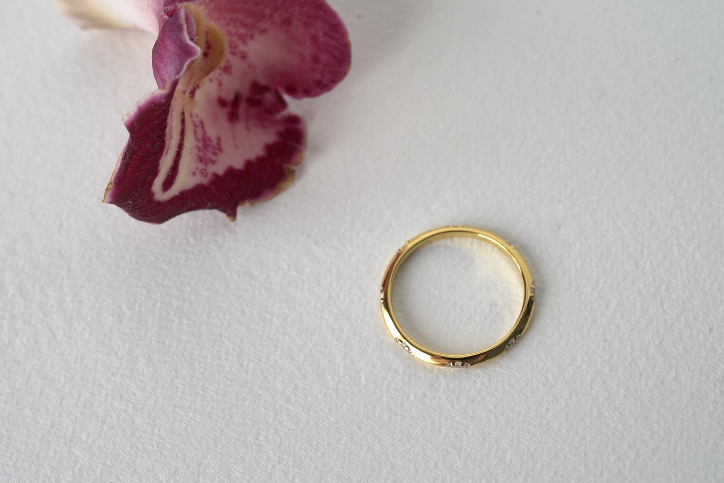 TRINITY | KNIFE EDGE SET CLUSTER WEDDING BAND