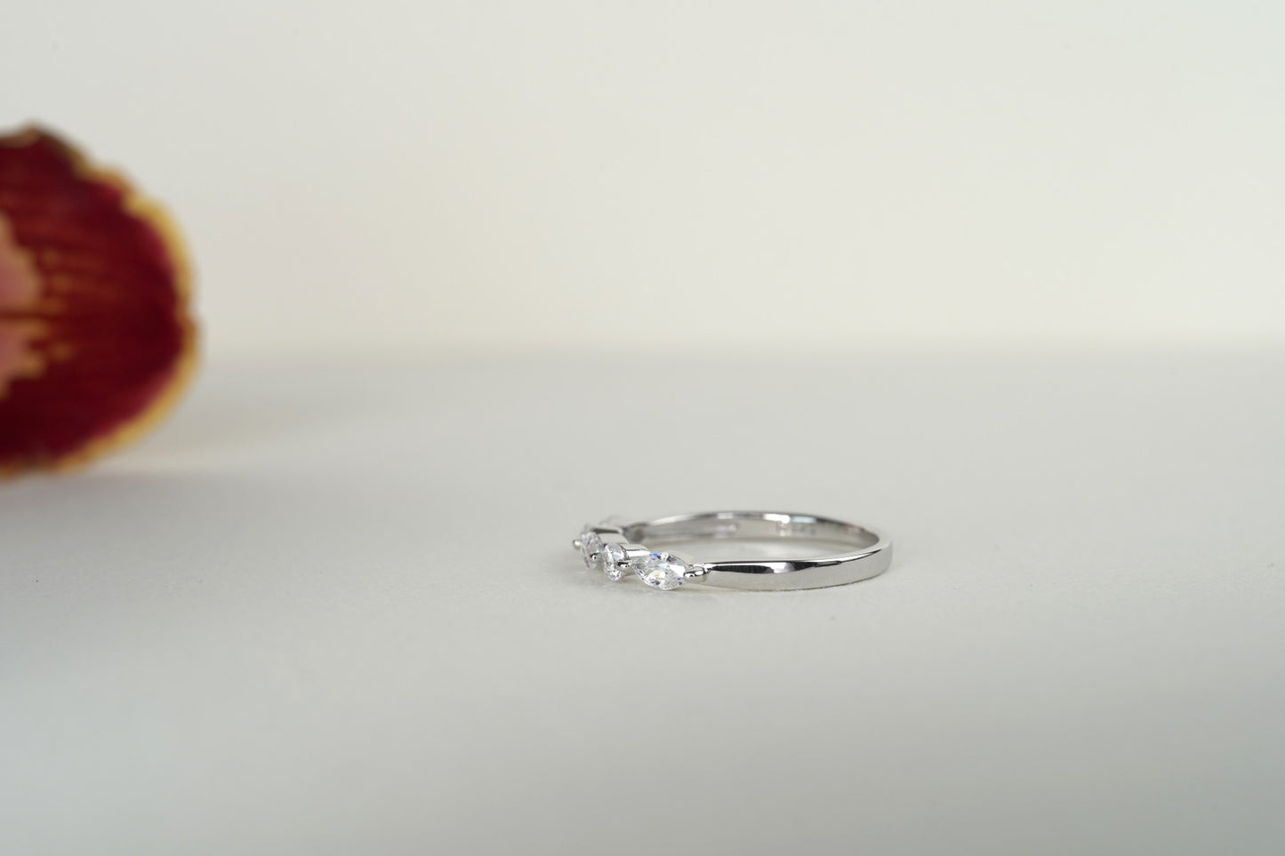 MINUET | ALTERNATING MARQUISE AND ROUND DIAMOND WEDDING BAND